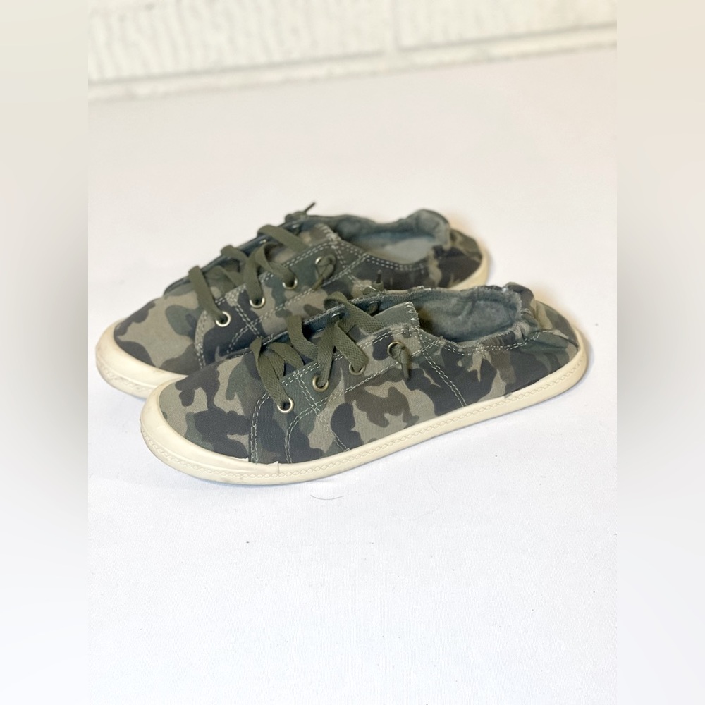 Size 8 woman's camouflage shoes